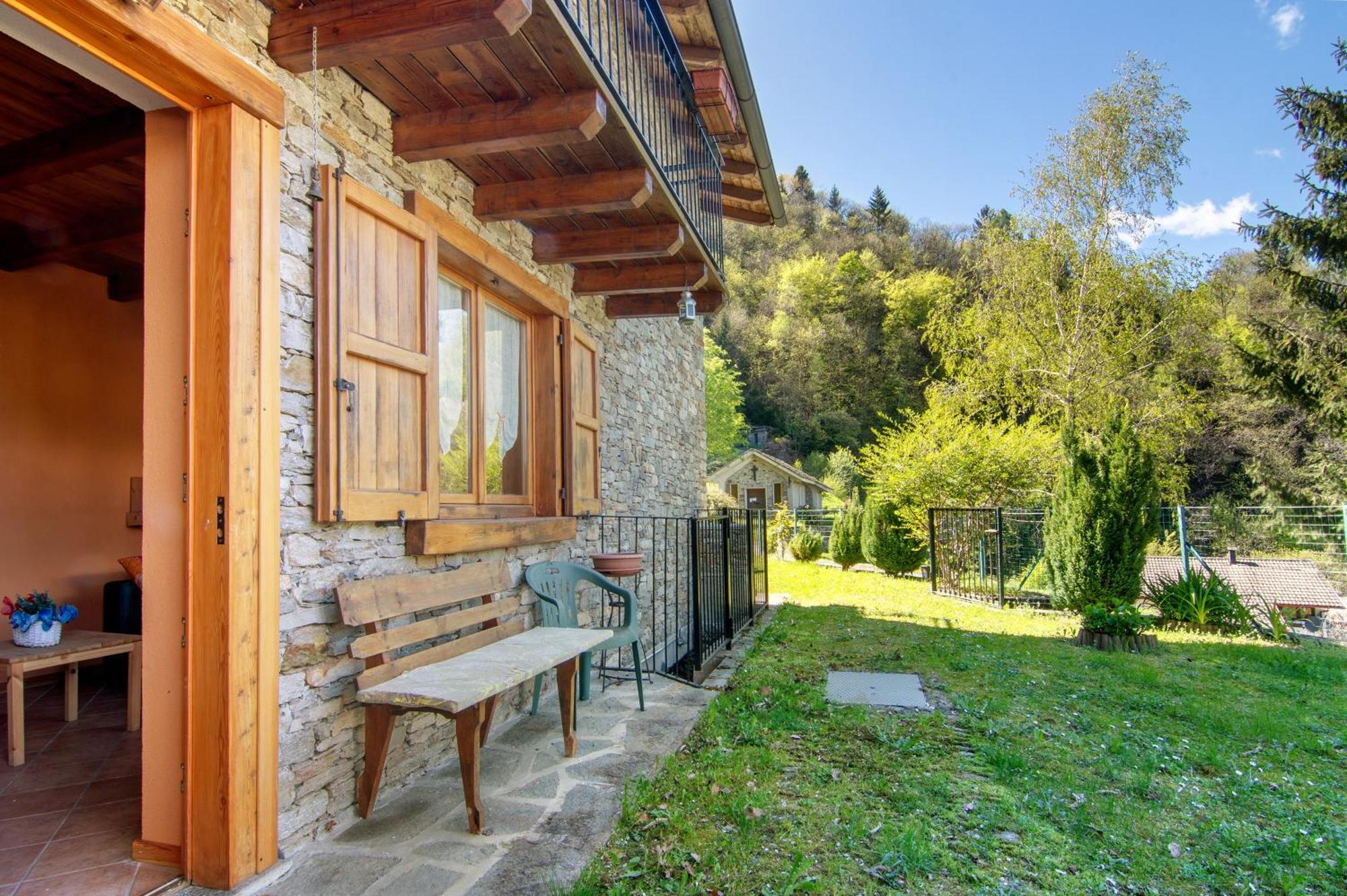 Lake And Mountain Holiday Sacco  Exterior foto